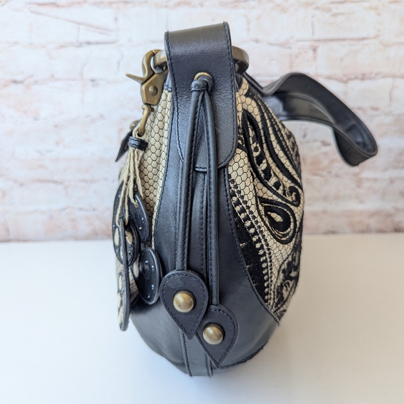 Isabella Fiore Black and Cream Shoulder Bag - Picture 9 of 14